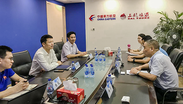 7月9日，集團公司董事長李漢東、副總經理龔勇一行前往上航假期國際旅行社總部，拜訪上航假期總經理靳黎軍，雙方就下一步開展更加深入的合作進行了洽談。市場營銷部、經營管理部相關負責人陪同參加。.png