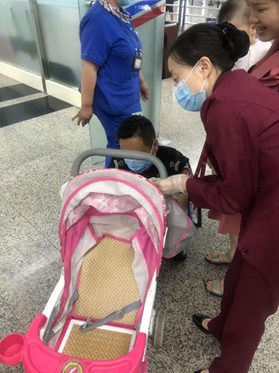 圖片1.png“真情服務(wù)”是讓旅客更加安心、放心、舒心的出行。行查室作為部門進港服務(wù)的最后一個環(huán)節(jié)，在日常工作中也很注重服務(wù)細節(jié)。6月10日，行查室工作人員幫助旅客打開嬰兒車，為她排憂解難。.png