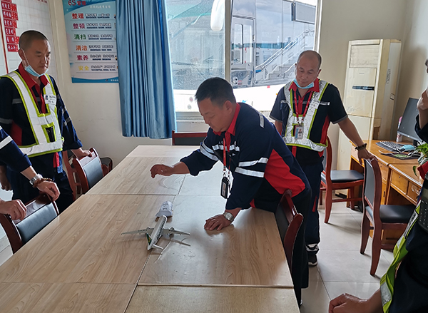 1651740848535788.jpeg 機(jī)務(wù)保障部開(kāi)展?fàn)恳?chē)失效桌面應(yīng)急演練.jpeg