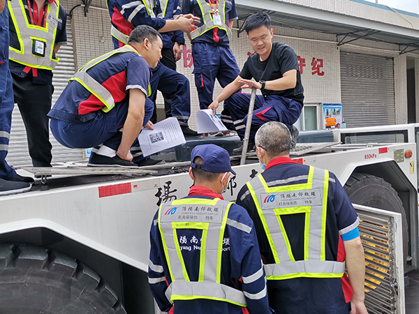 1651740908199237.jpeg 機(jī)務(wù)保障部開(kāi)展?fàn)恳?chē)失效桌面應(yīng)急演練2.jpeg