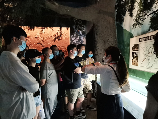 1658110419102592.jpg 安檢站旅檢一隊開展“學歷史 促凝聚”團建活動2.jpg