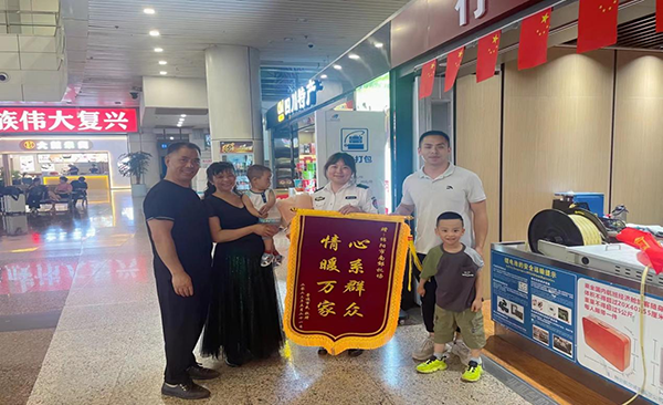 心系群眾，情暖萬家—— 綿陽機(jī)場(chǎng)安檢站暖心服務(wù)獲錦旗.png