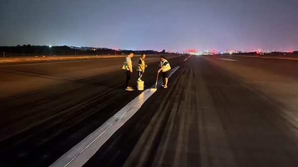 深夜，航班結(jié)束后，工作人員對跑道中心線進(jìn)行復(fù)新_副本.jpg